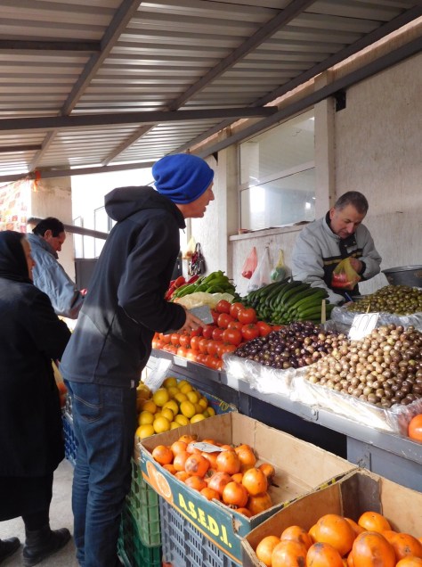 Buying fresh fruit and veg in Korcë